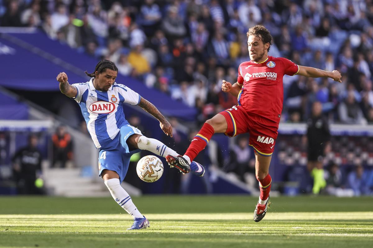 Tyrhys Dolan of RCD Espanyol and Luis Milla of Getafe CF in action during the Spanish league, LaLiga EA Sports, football match played between RCD Espanyol and Getafe CF at RCDE Stadium on March 21, 2026 in Cornella, Spain. AFP7 21/03/2026 ONLY FOR USE IN SPAIN. Javier Borrego / AFP7 / Europa Press;2026;Soccer;Sport;ZSOCCER;ZSPORT;RCD Espanyol v Getafe CF - LaLiga EA Sports;