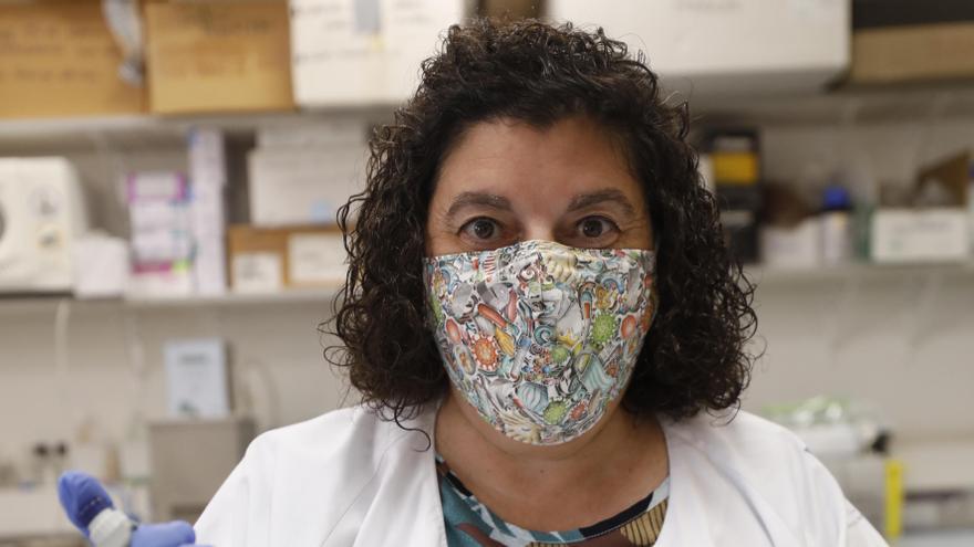 Ana Isabel Corao, con una pipeta, en el laboratorio.| Luisma Murias