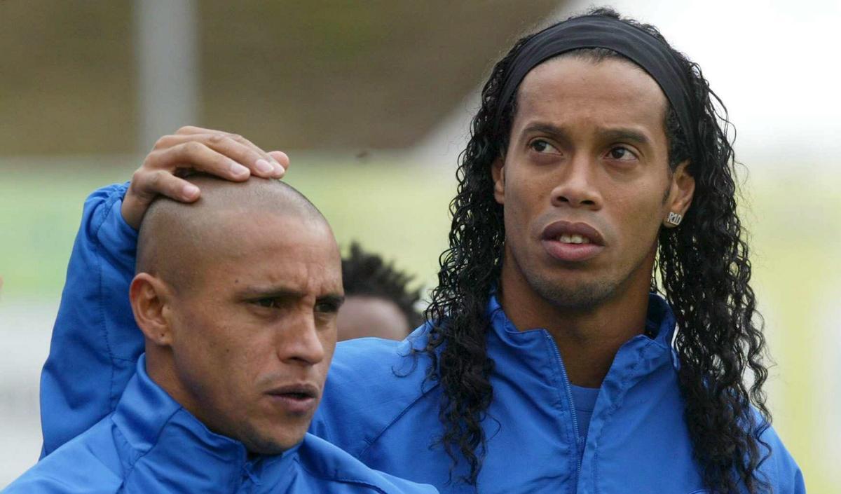 Roberto Carlos y Ronaldinho, durante un entrenamiento con Brasil
