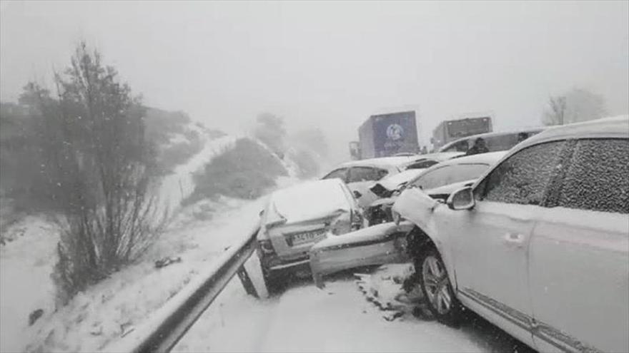 Choques en cadena cortan la A-1 en Somosierra durante cinco horas