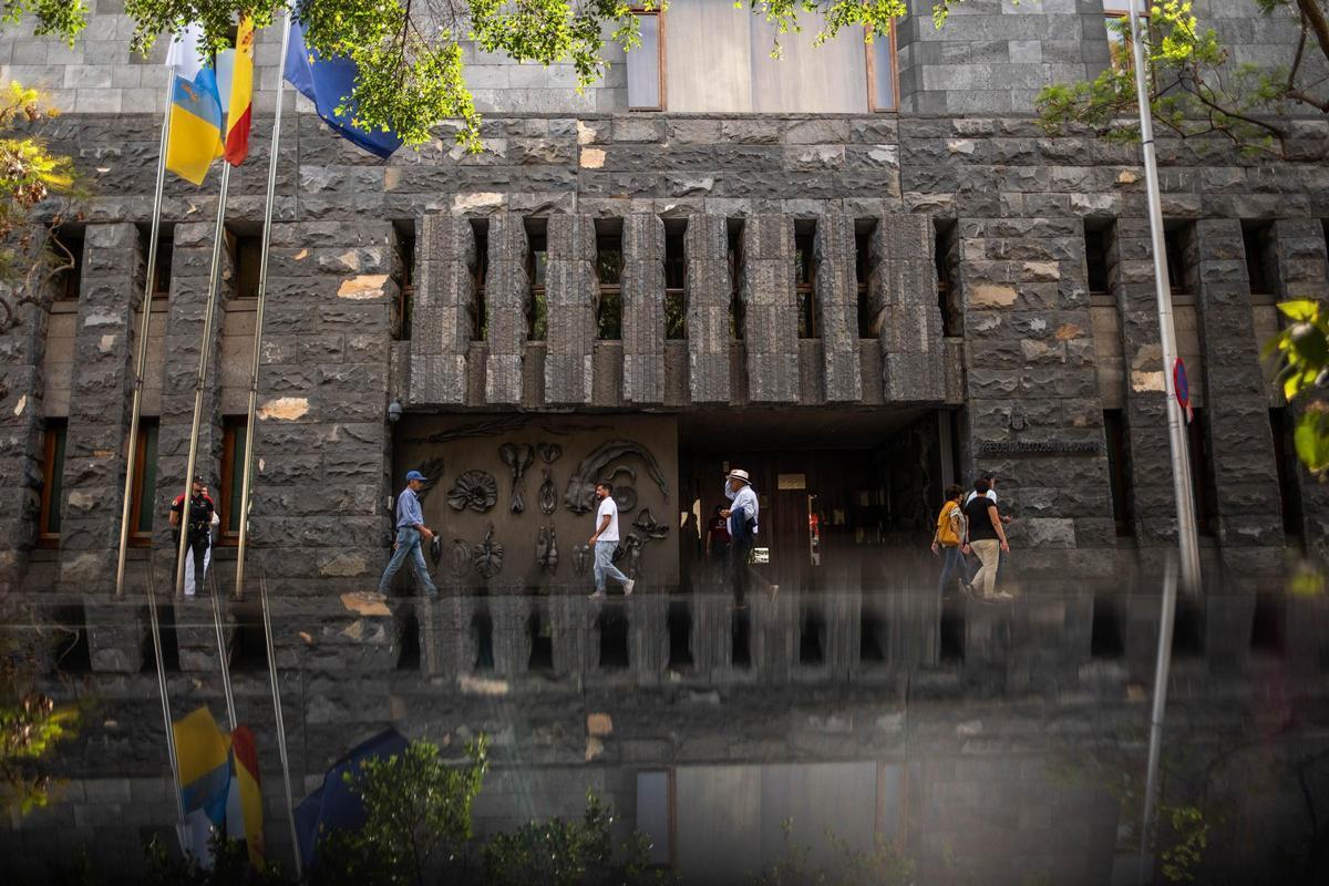 Varias personas pasean frente a la sede de Presidencia en Santa Cruz de Tenerife.