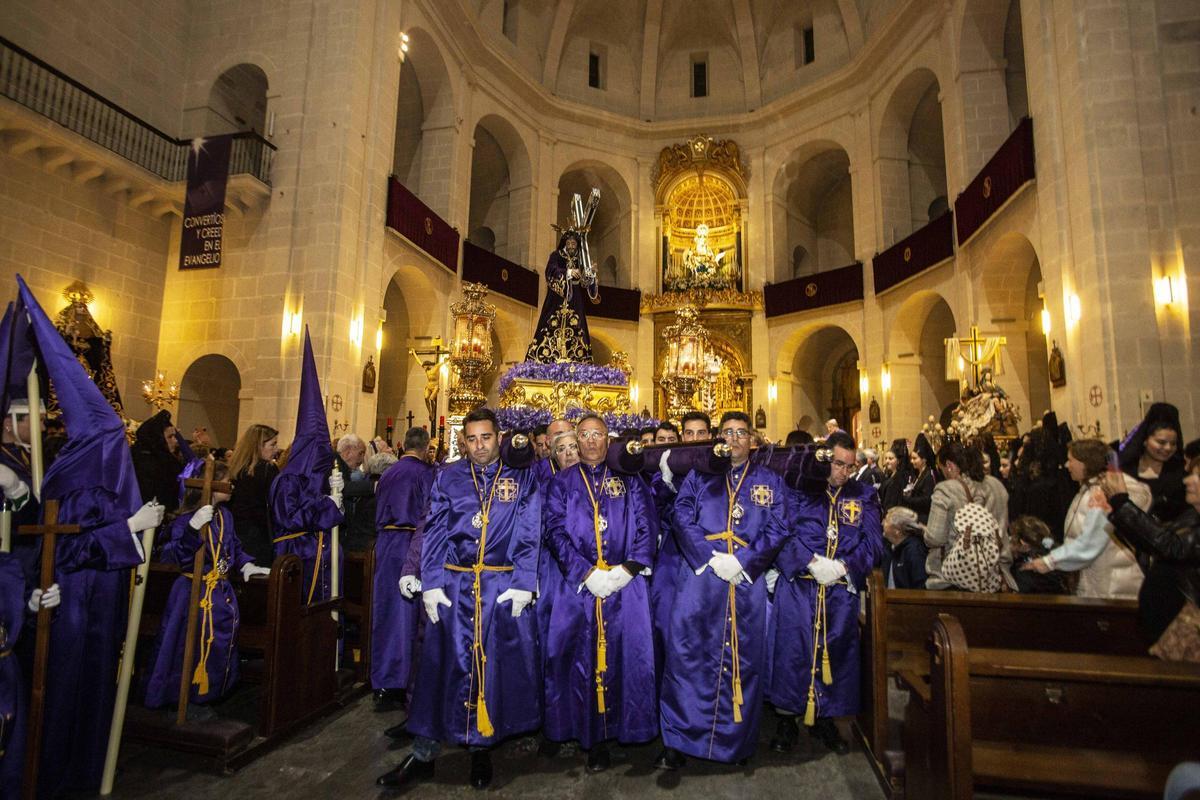Pasión en la procesión de Nuestro Padre Jesús en la Concatedral de San Nicolás de Alicante