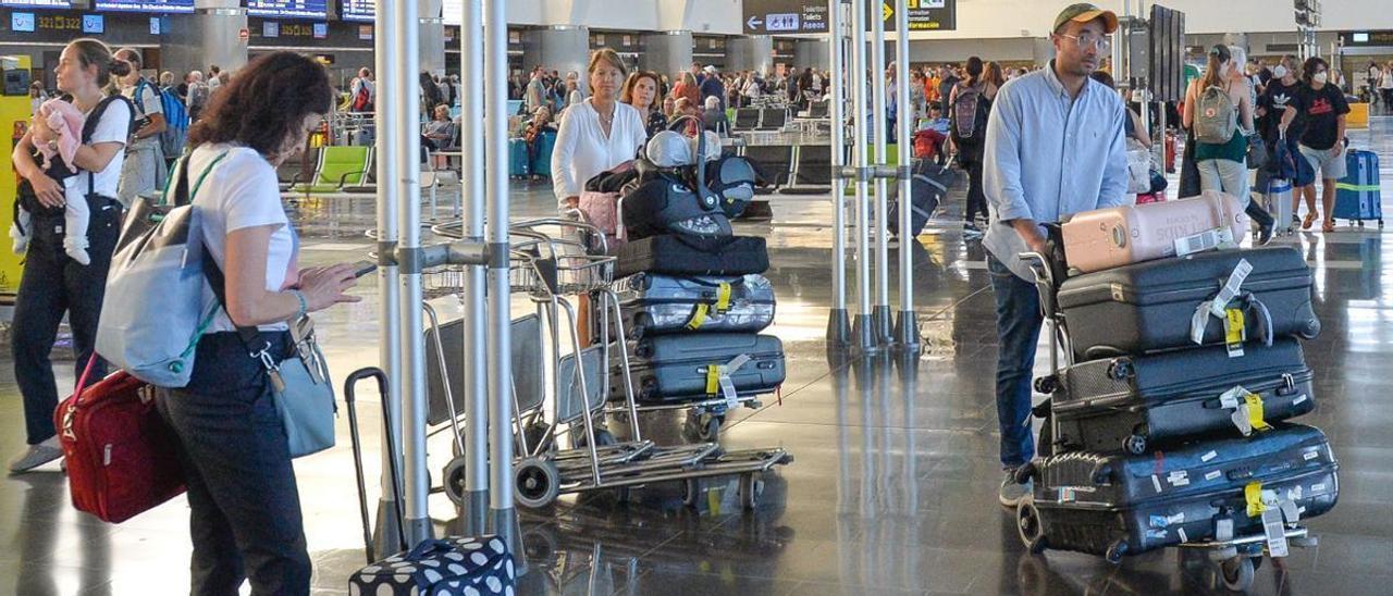 Viajeros en el aeropuerto de Gran Canaria