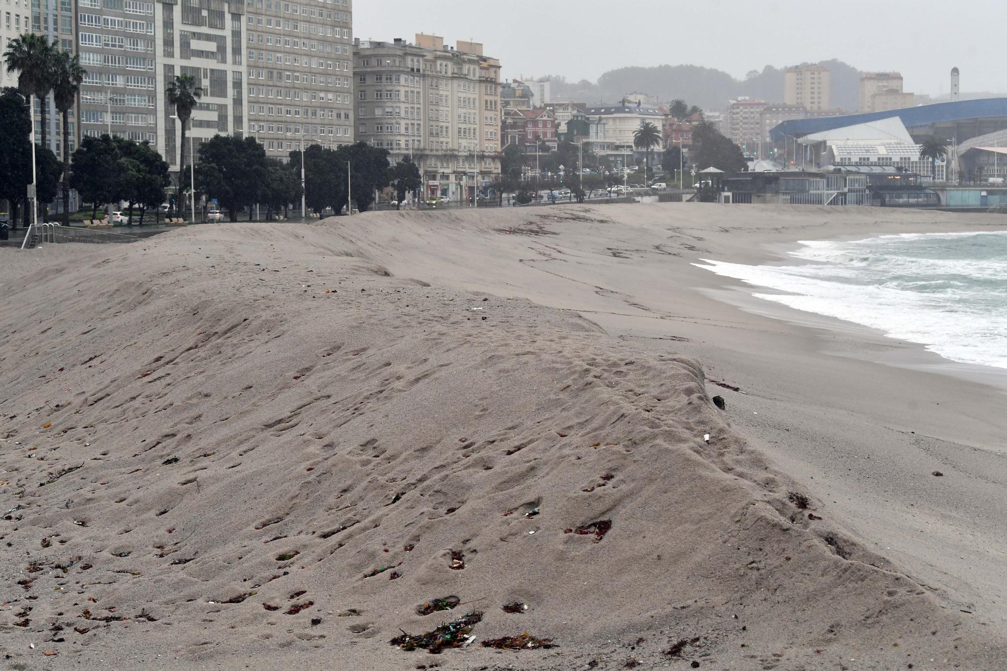 Así ha quedado la duna de Riazor después de tres días de temporal en A Coruña
