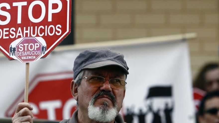 Un hombre protesta por un desahucio.