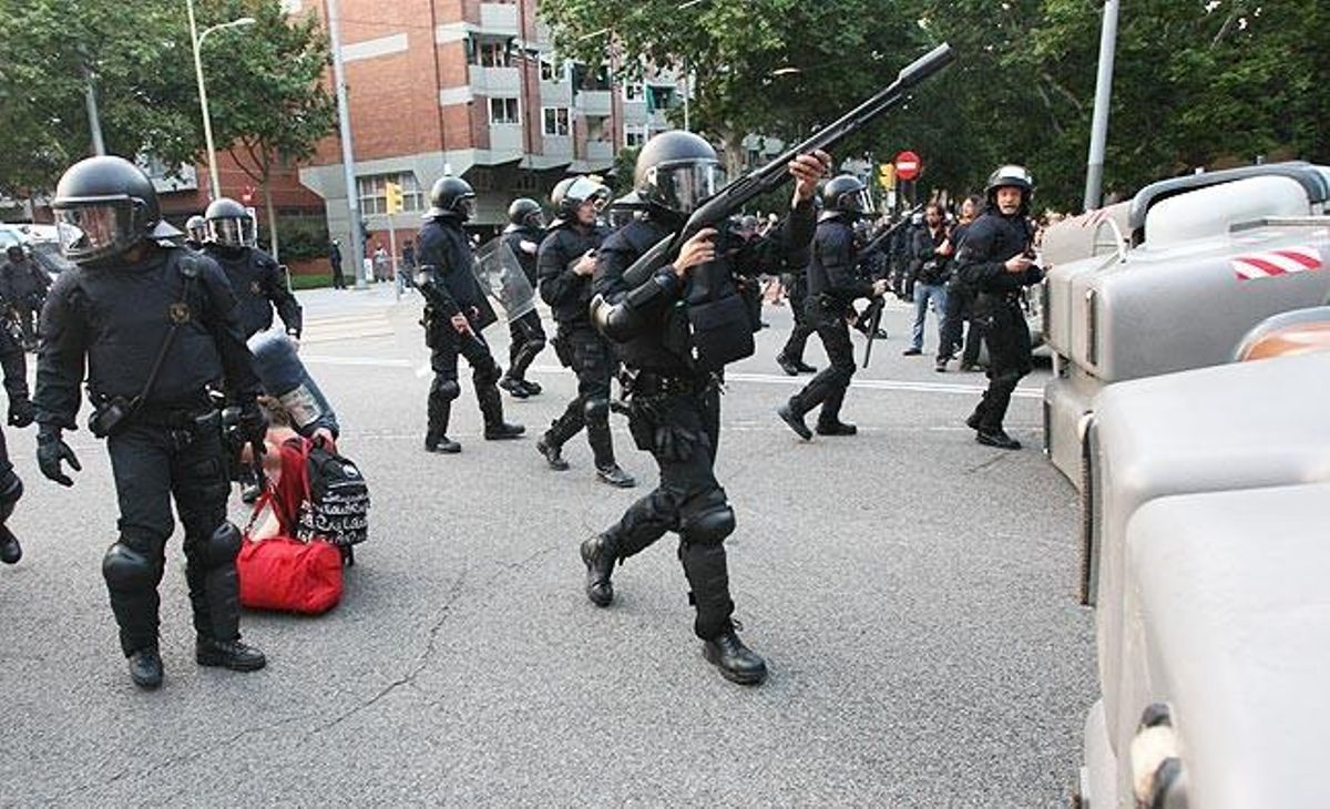 Agents dels Mossos d’Esquadra carreguen contra un grup de manifestants situats als voltants del parc de la Ciutadella.
