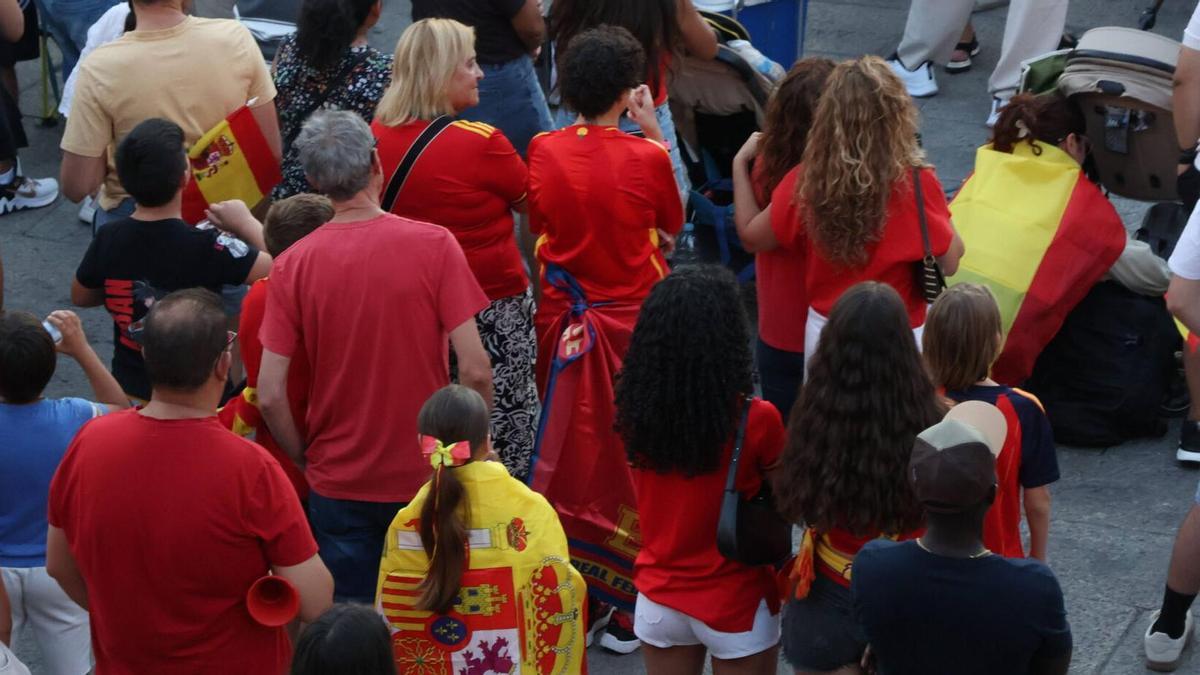 Final del Mundial de fútbol - Aficionados de la selección española ven la final en la Plaza Mayor