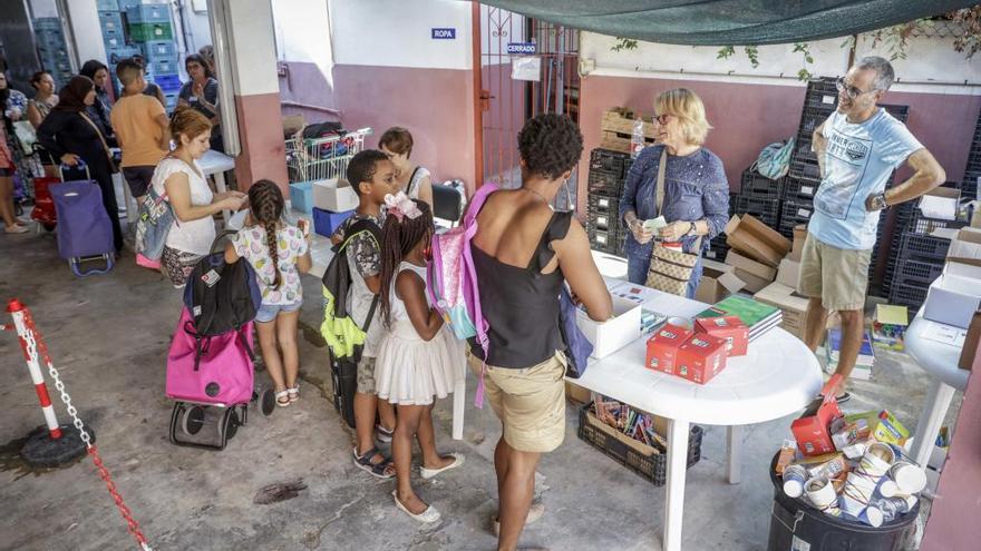 Las familias acudieron a la fundación para tener material escolar.