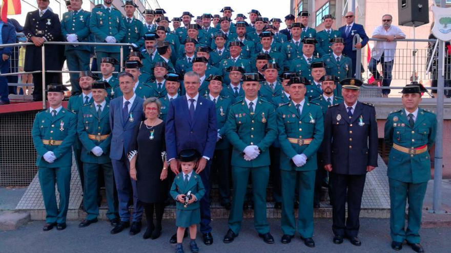 Santiago Villanueva junto a los agentes de la Guardia Civil en A Coruña // FARO