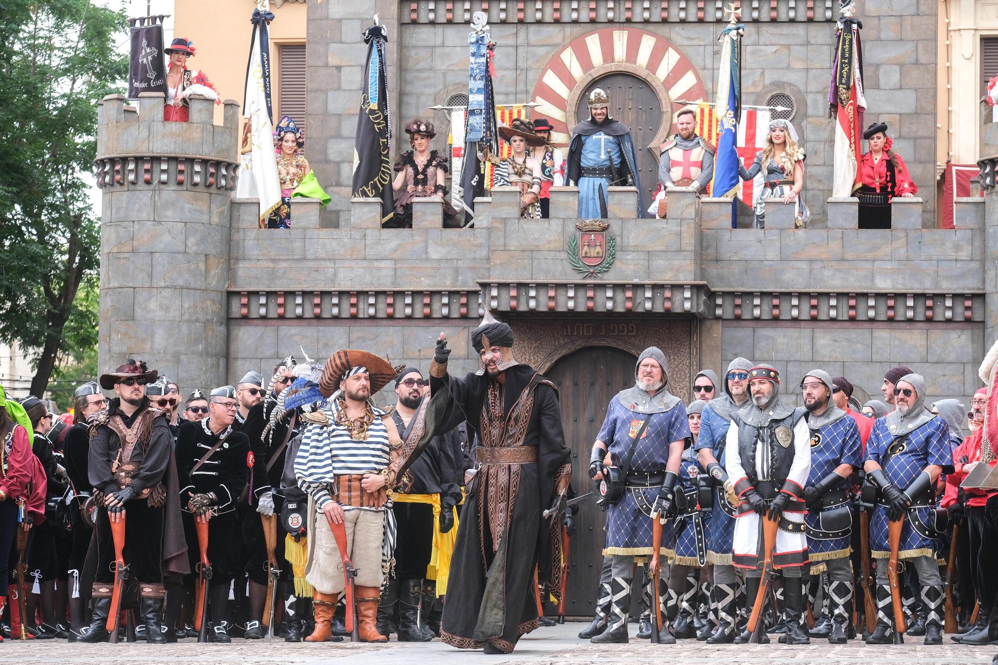 Los moros conquistan el castillo bajo la lluvia. Así ha sido la embajada mora de las fiestas de Elda