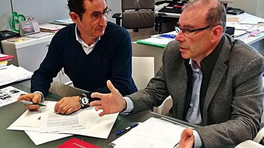 El alcalde, Manuel V. Faraldo (derecha), en una reunión con el diputado Antonio Leira.