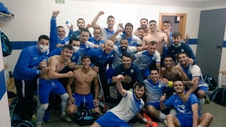 Los jugadores del Olivenza festejan en el vestuario la victoria ante el Campanario.