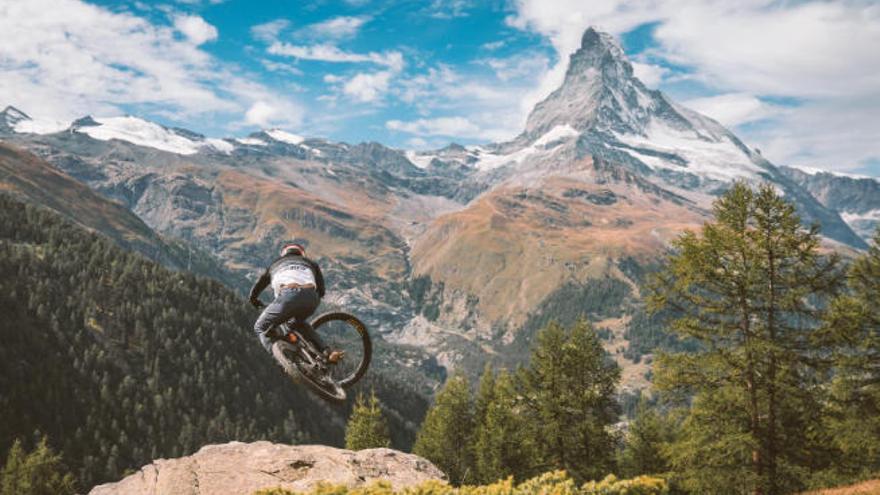 El rider arafero Édgar Carballo vuela sobre su montura en el recorrido de Zermatt (Suiza).