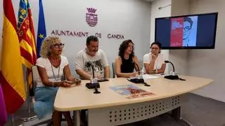 Gandia es fiel a su cita con el poeta Vicent Andrés Estellés, este año con la fiesta-cena y la proyección del documental «Seràs per sempre»