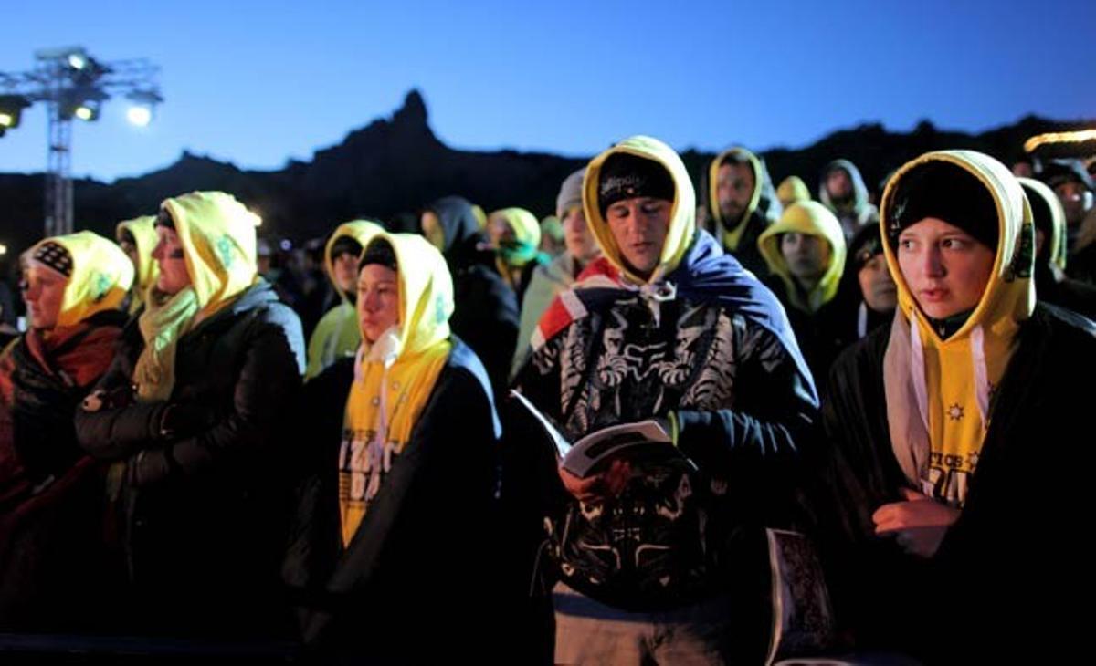 Locals preguen durant un servei d’aquest dilluns al sortir el sol, a la Badia de l’Anzac en commemoració de la Guerra de Gallipoli a la península de Gallipoli, Turquia. El dia de les cerimònies d’Anzac a Gallipoli recorda aquells que van morir en els desembarcaments de la Primera Guerra Mundial el 1915 i que prestaven servei a les tropes d’Austràlia i Nova Zelanda (Anzac). Turquia va perdre uns 86.000 soldats en la campanya de Gallipoli. Austràlia va perdre prop de 8.700 soldats i Nova Zelanda prop de 2.700. Milers de neozelandesos i australians viatgen a Turquia cada any als serveis de la matinada del 25 d’abril.