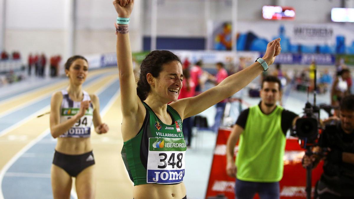 Cristina Espejo celebra un triunfo en pista cubierta.