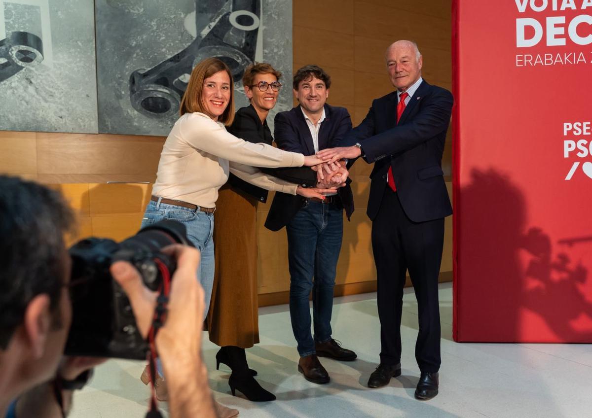 Eneko Andueza rodeado de María Chivite y el frances Alain Rousset