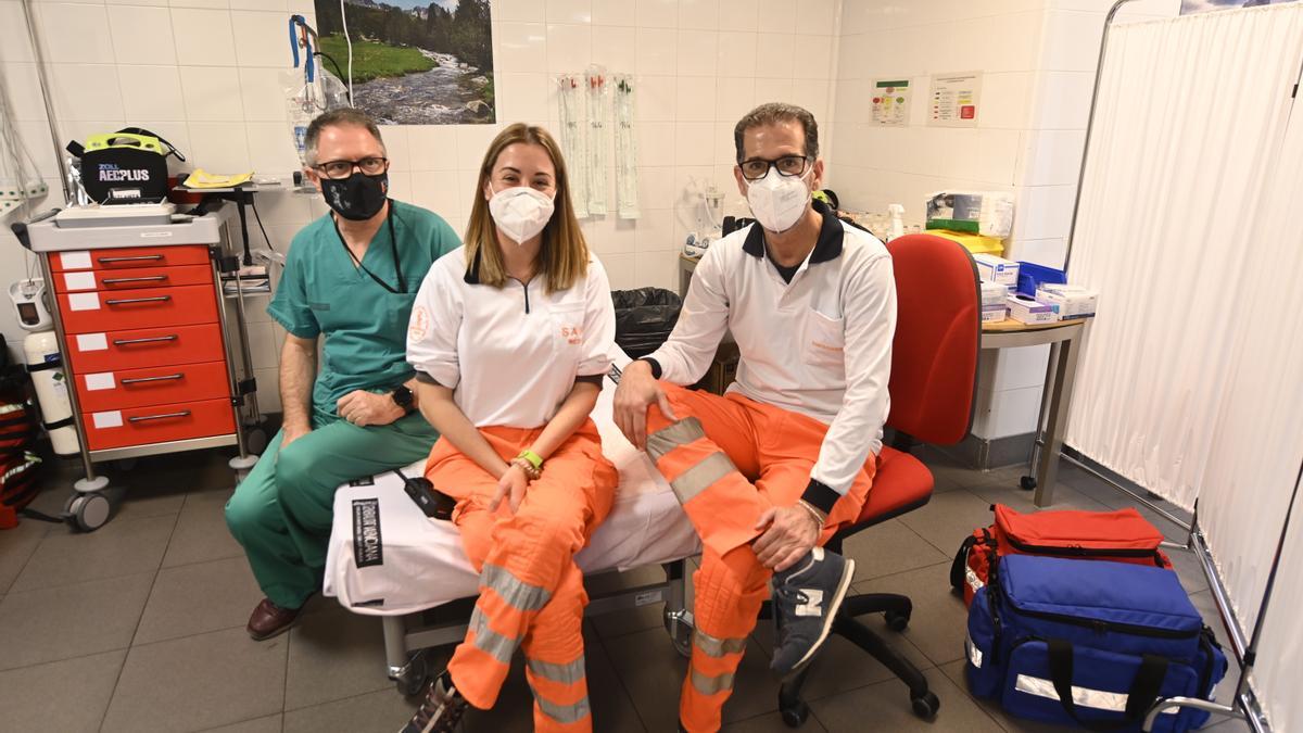 Imagen del equipo SAMU encargado de asistir a algún paciente que pueda tener algún tipo de molestia tras la vacunación.
