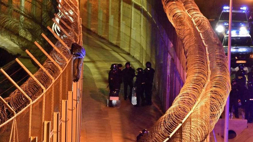 Más de 700 inmigrantes asaltan en grupo la frontera de Ceuta