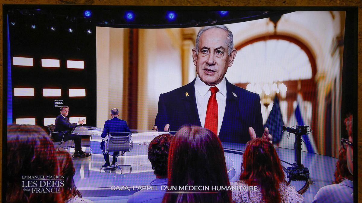 Fotografía de la entrevista en la
Emmanuel Macron critica a Benjamín Netanyahu de fondo