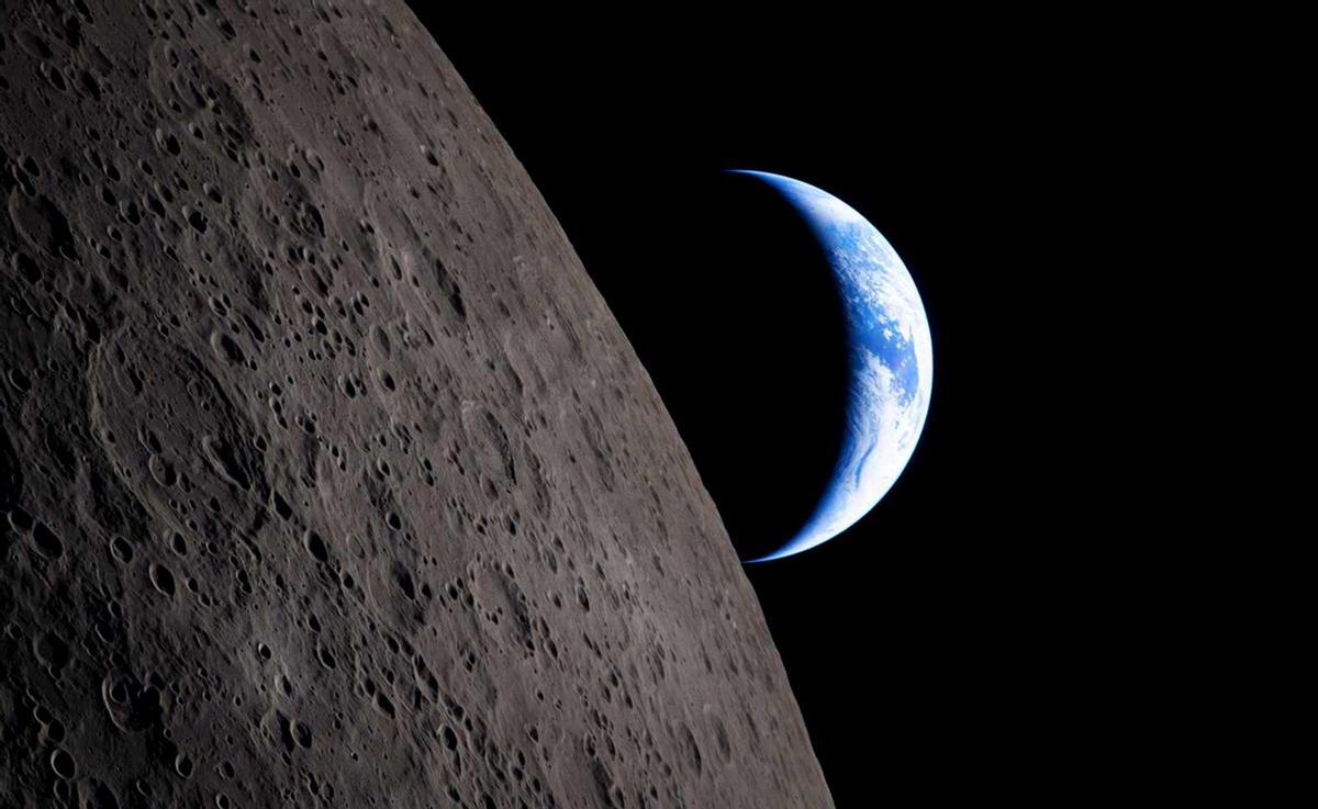 A cara oculta da Lúa (ao fondo a Terra) fotografada desde a nave Orión da misión Artemis II.