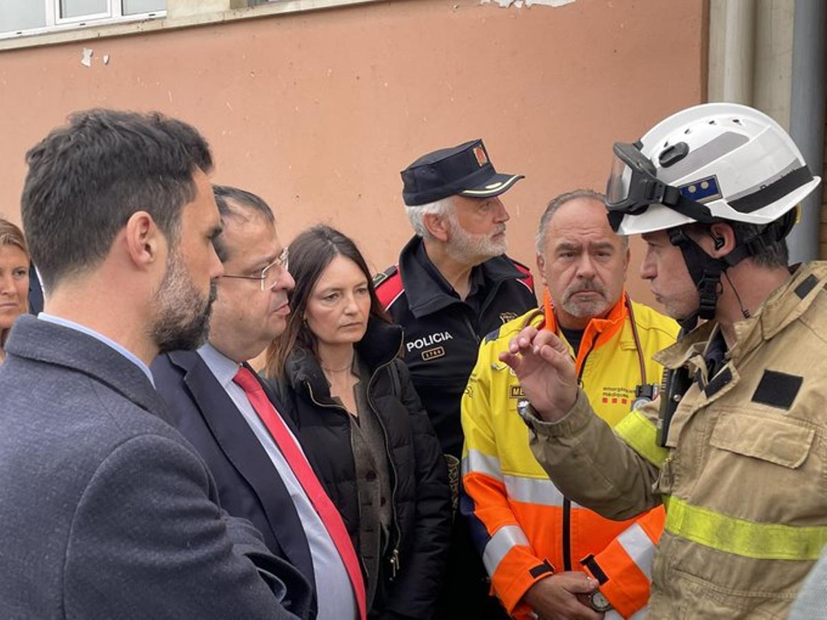 Els consellers Roger Torrent i Joan Ignasi Elena, parlant amb els responsables de l'operatiu de rescat, a Súria