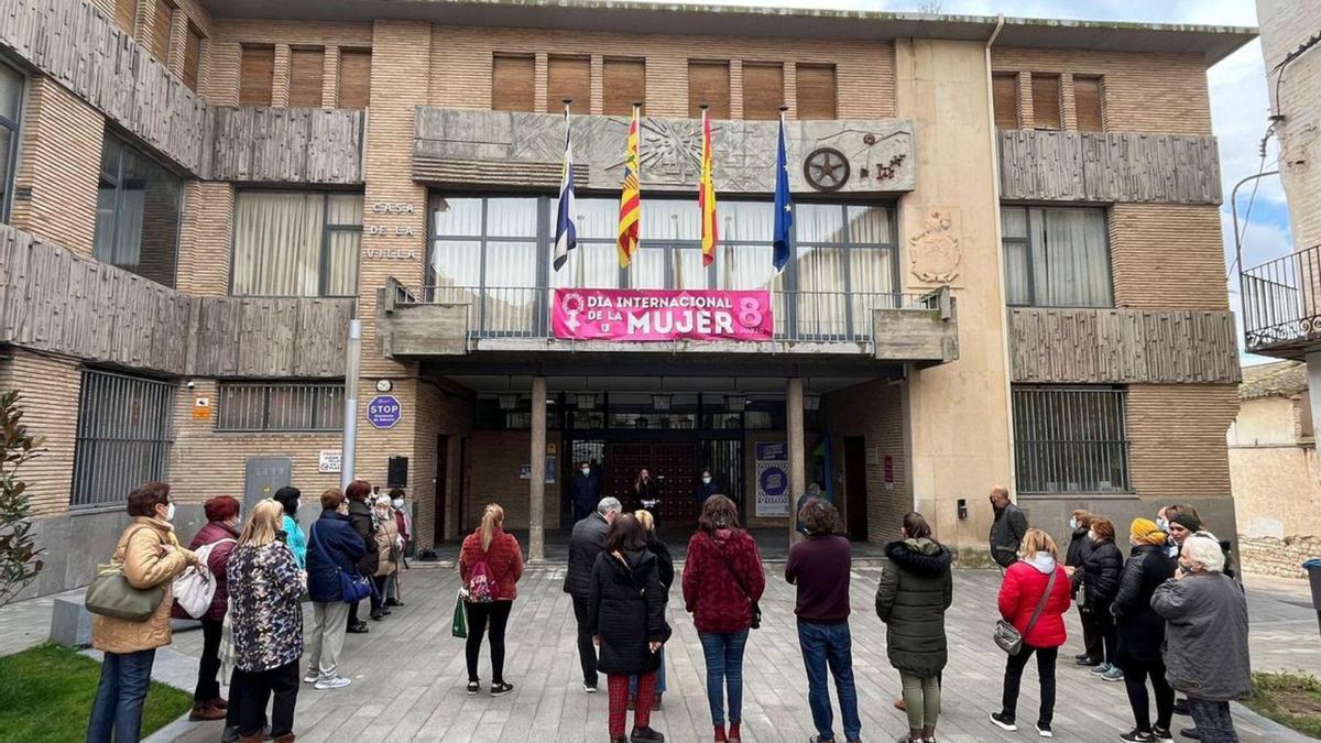 En Épila se leyó el manifiesto de la jornada a las puertas del ayuntamiento.  | SERVICIO ESPECIAL