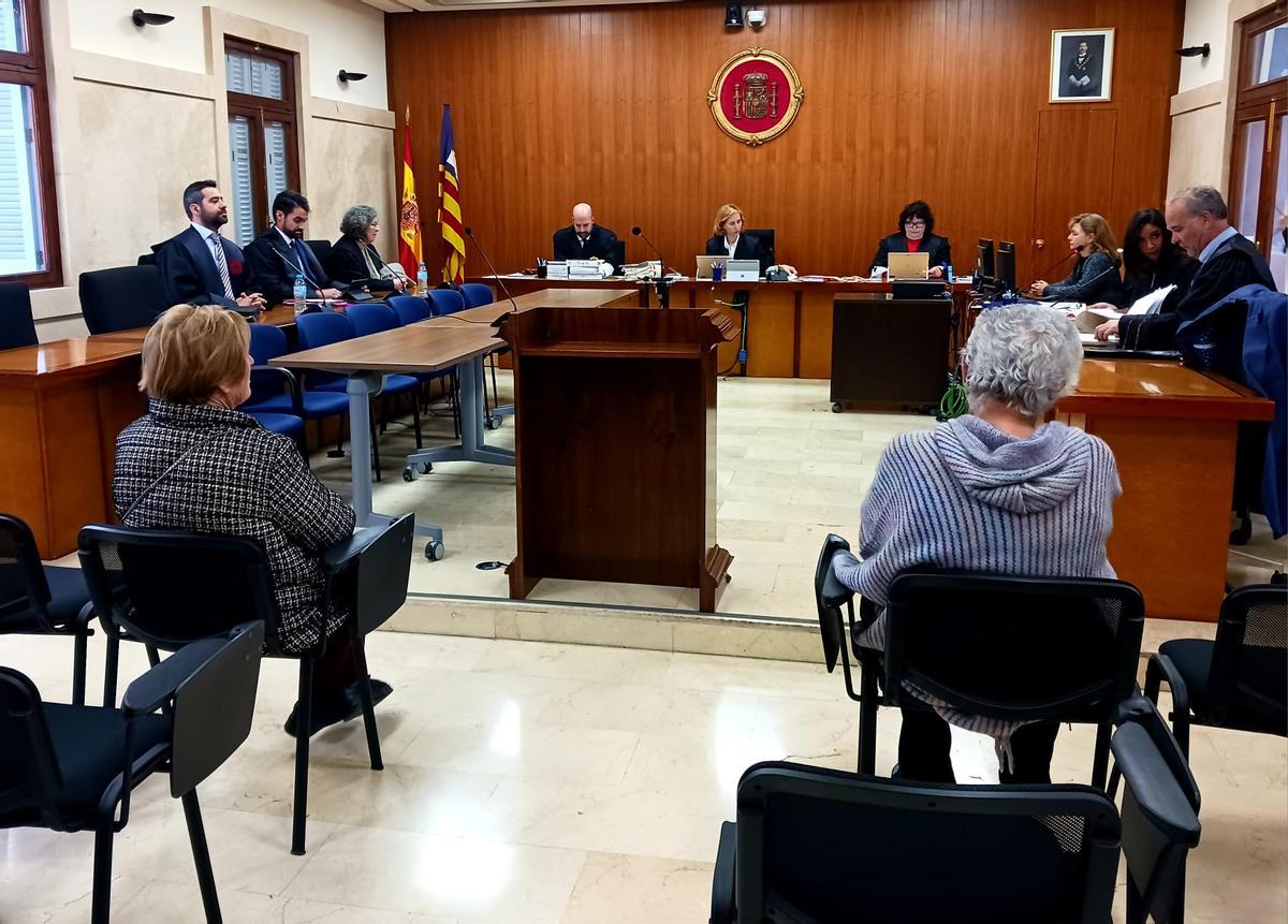 Las dos mujeres acusadas de estafa agravada, ayer en la Audiencia de Palma.