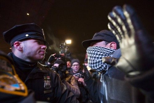 Manifestantes enfrentados con miembros de la policía fuera del Barclays Center en Nueva York