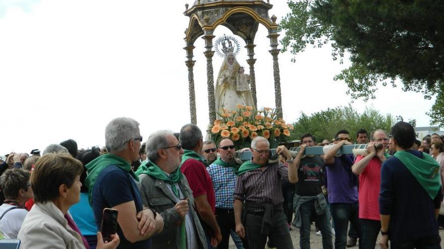 La Virgen del Rosario, camino de la ermita.