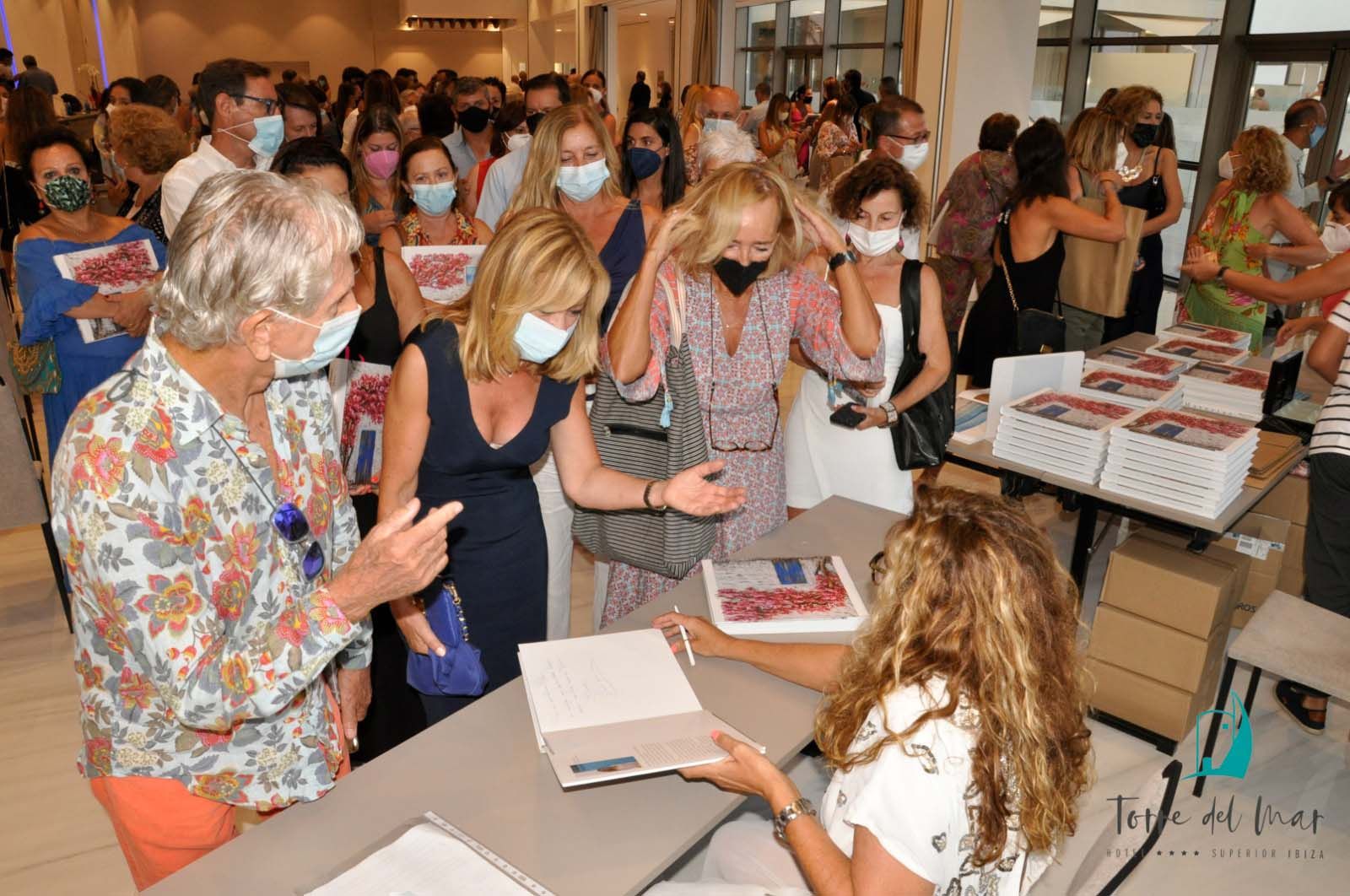 La pintora de Ibiza Marta Torres presenta su obra ante más de 200 personas