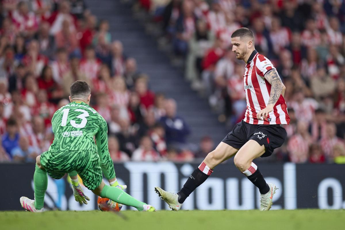 Inaki Pena of FC Barcelona competes for the ball with Oihan Sancet of Athletic Club during the LaLiga EA Sports match between Athletic Club and FC Barcelona at San Mames on May 25, 2025, in Bilbao, Spain. AFP7 25/05/2025 ONLY FOR USE IN SPAIN. Ricardo Larreina / AFP7 / Europa Press;2025;SPAIN;SPORT;ZSPORT;SOCCER;ZSOCCER;Athletic Club de Bilbao v FC Barcelona - La Liga EA Sports;