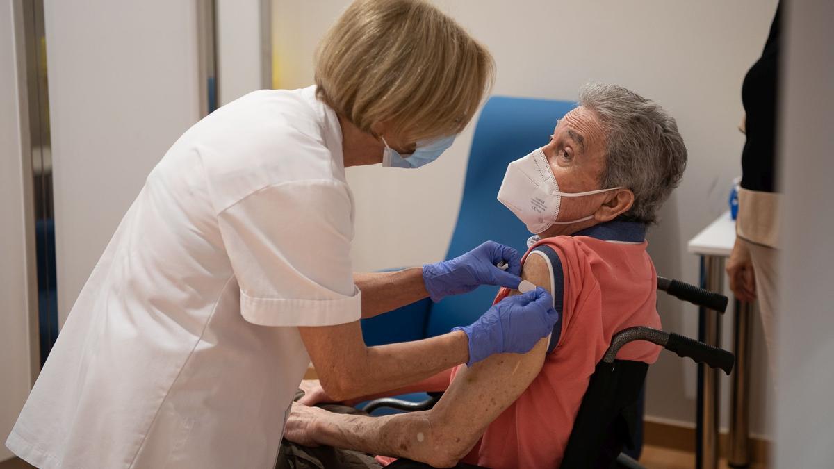 Inici vacunació la tercera dosi de la COVID-19
La Comissió de Salut Pública del govern espanyol va aprovar el passat 7 de setembre la tercera dosi de la vacuna de la COVID-19 per a pacients en situació d’immunosupressió greu”. De moment, s’ha aprovat aquesta dosi de reforç i les autoritats sanitàries Inici vacunació la tercera dosi de la COVID-19
La Comissió de Salut Pública del govern espanyol va aprovar el passat 7 de setembre la tercera dosi de la vacuna de la COVID-19 per a pacients en situació d’immunosupressió greu”. De moment, s’ha aprovat aquesta dosi de reforç i les autoritats sanitàries