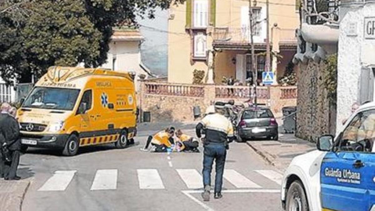 Caída de un ciclista en la peligrosa curva de Vallvidrera, en marzo.