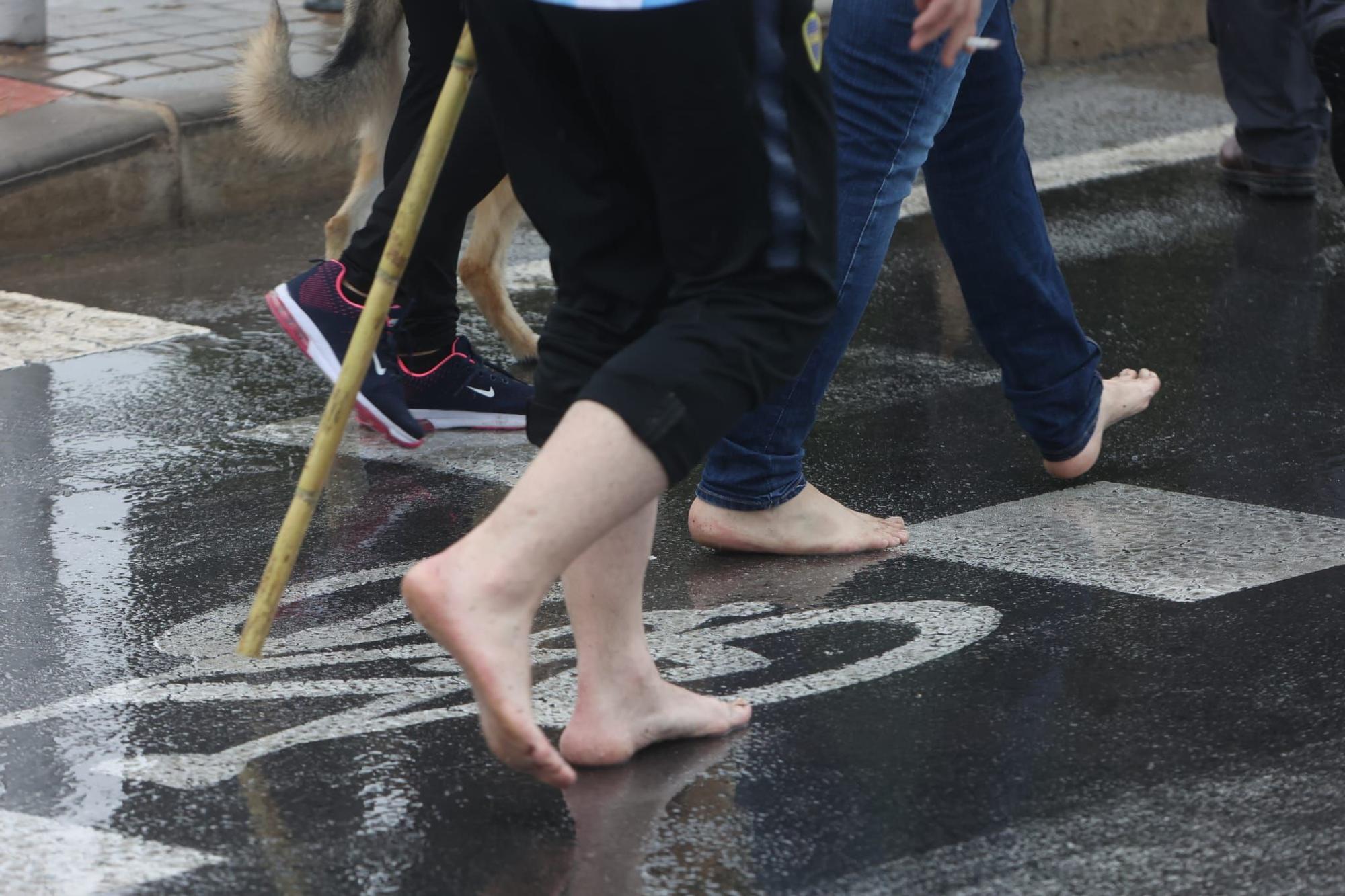 Miles de alicantinos acompañan a la Santa Faz en su peregrinación pese a la lluvia