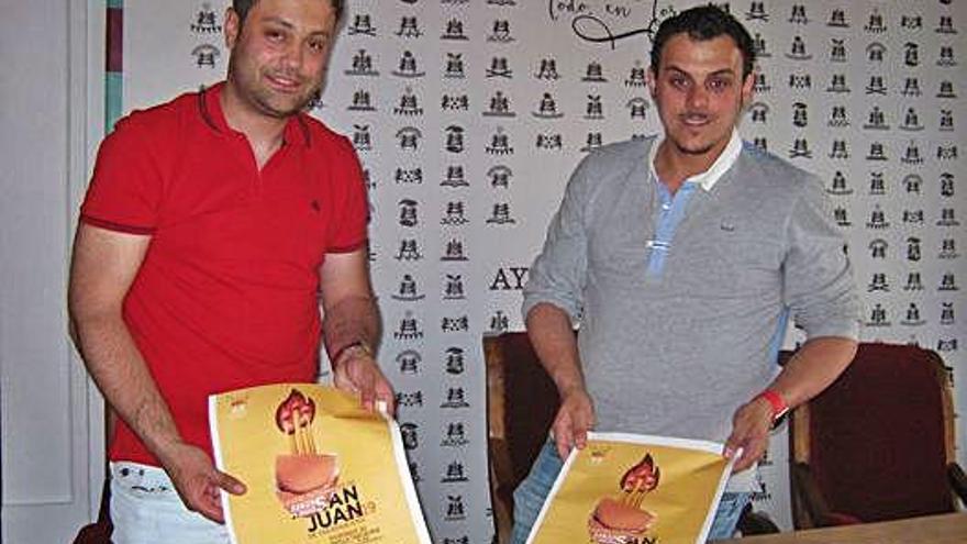 Roberto Asensio (izquierda) y Tomás del Bien presentan el cartel de las fiestas de San Juan.