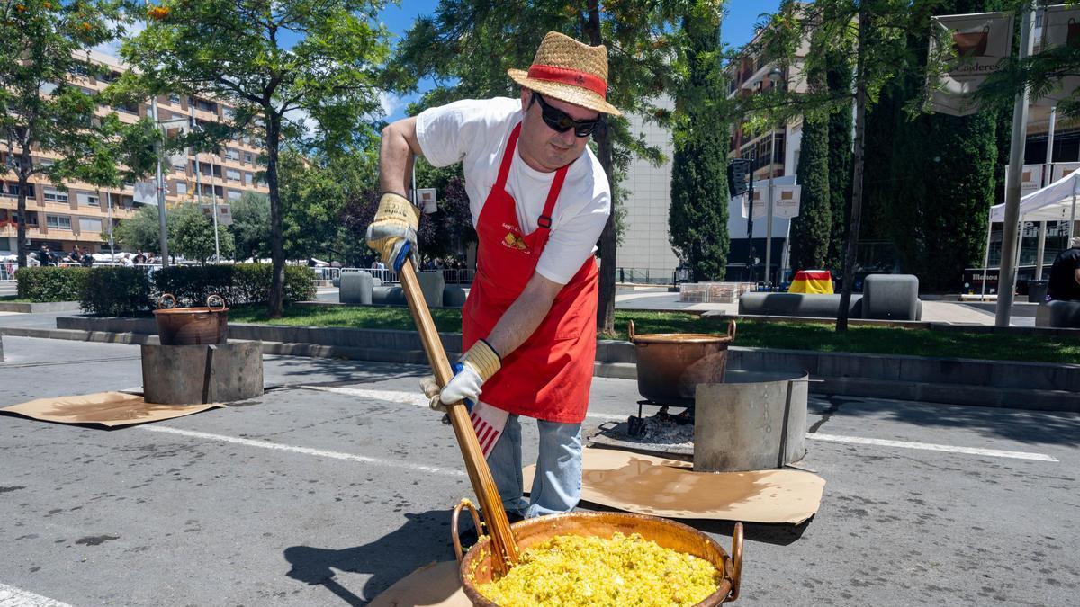 El arroz se cocina alrededor de una hora y quince minutos en la caldera.