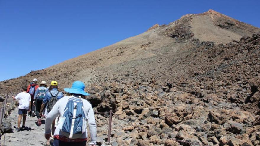 Tenerife intensifica controles para evitar nuevas aglomeraciones en el Teide