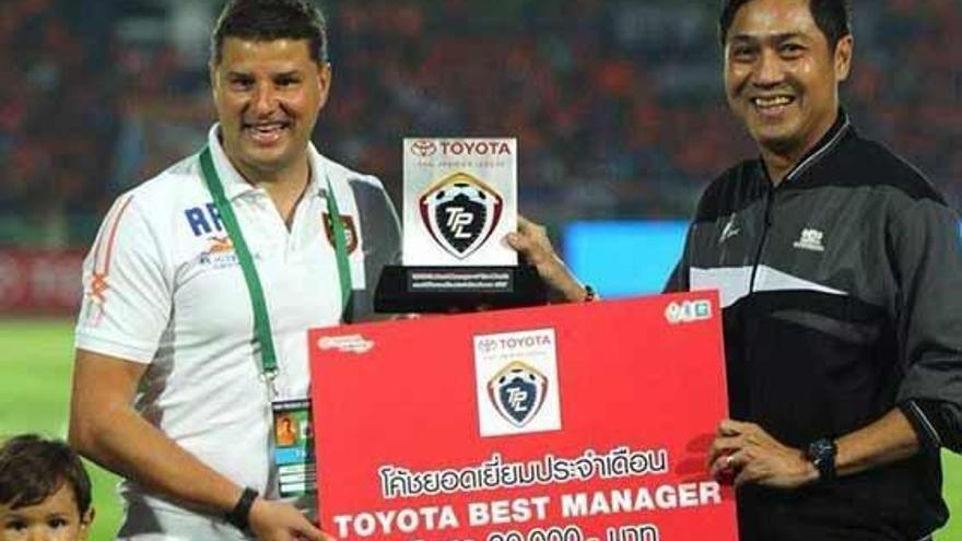 Ricardo Rodríguez recibe el premio a entrenador del mes de marzo en la Liga de Tailandia.