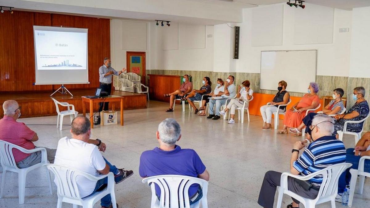 Imagen de una reunión vecinal en un centro cívico de la capital grancanaria.