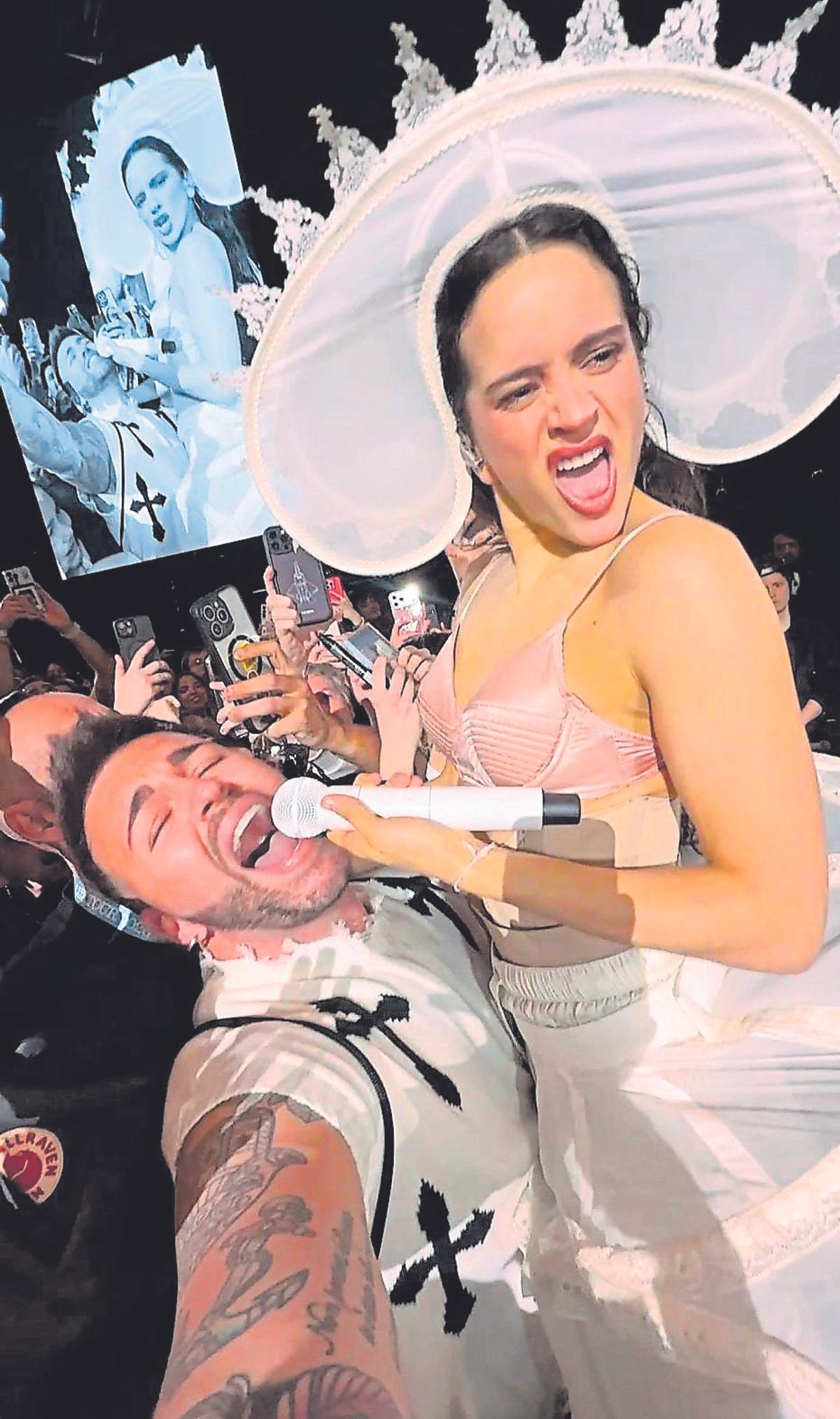 El canario, junto a la artista.