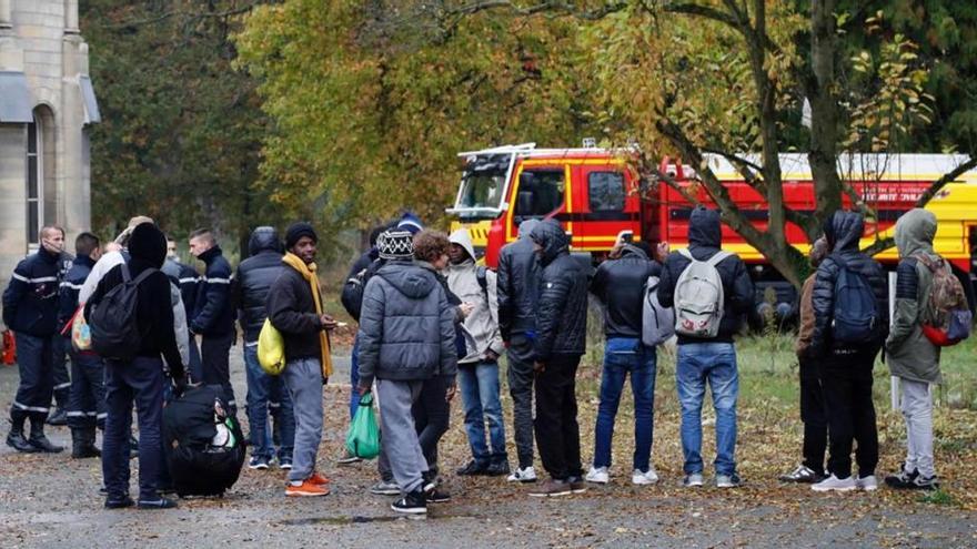 Francia desmantela el mayor campamento improvisado de migrantes de París