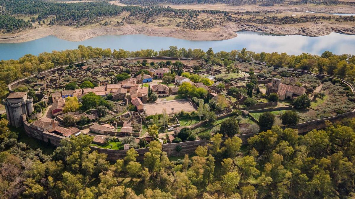 Este precioso pueblo de Cáceres no tiene habitantes pero recibe miles de turistas todos los días