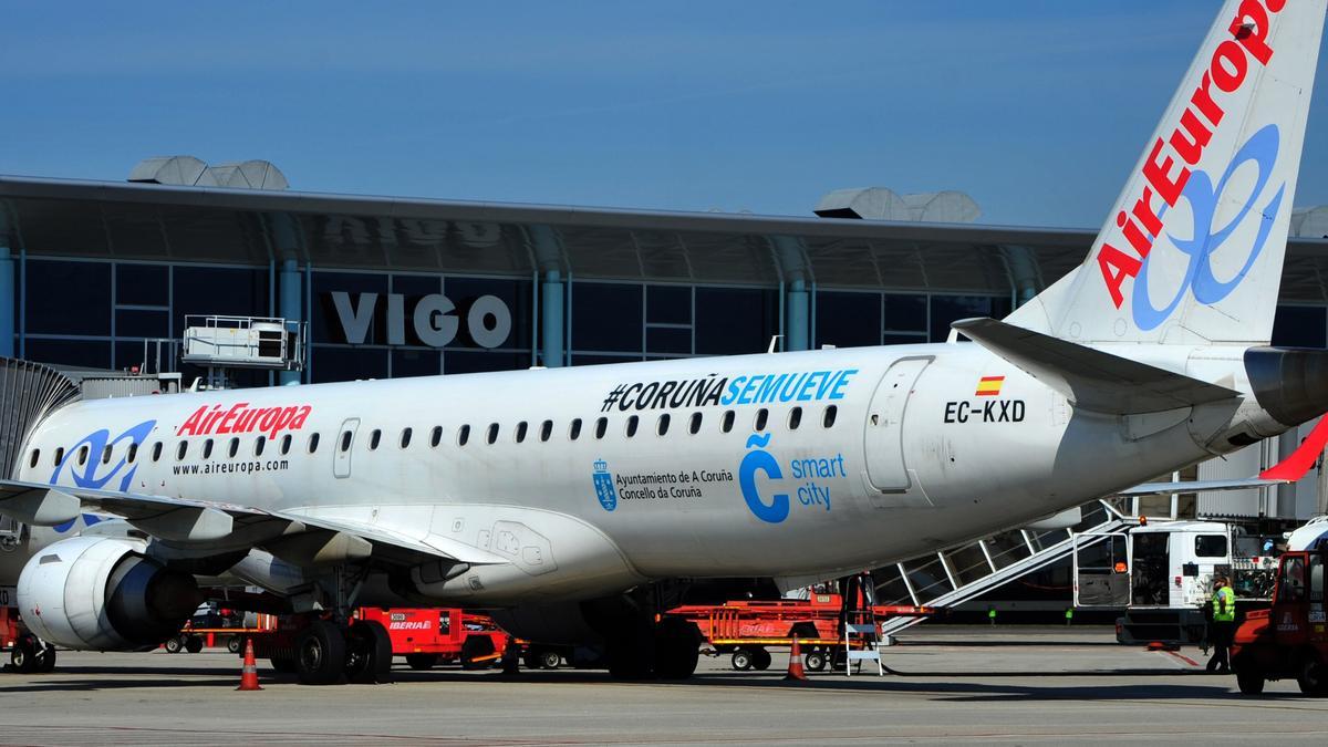 Un avión de Air Europa con el logo de Turismo de A Coruña en el aeropuerto de Vigo.