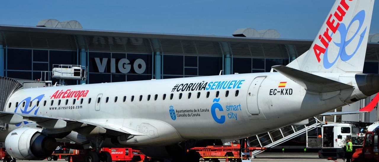 Un avión de Air Europa con el logo de Turismo de A Coruña en el aeropuerto de Vigo.