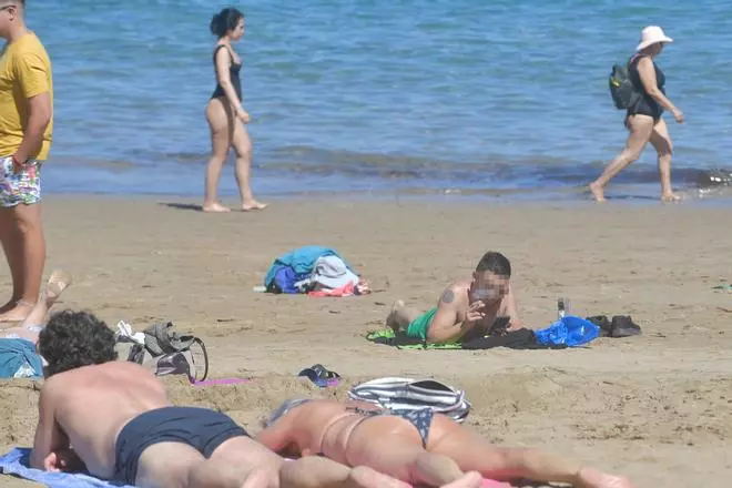 La prohibición de fumar reduce en un 40% las colillas en Las Canteras