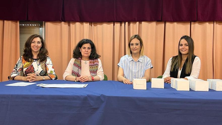 De izquierda a derecha, Inmaculada Mediavilla, directora del IES Guadalquivir; Mª Nieves Sánchez, coordinadora del Aula de emprendimiento del IES Guadalquivir; Rocío García, coordinadora del Aula de emprendimiento y Paula Mesa, formadora de los talleres impartidos por la Fundación Don Bosco.