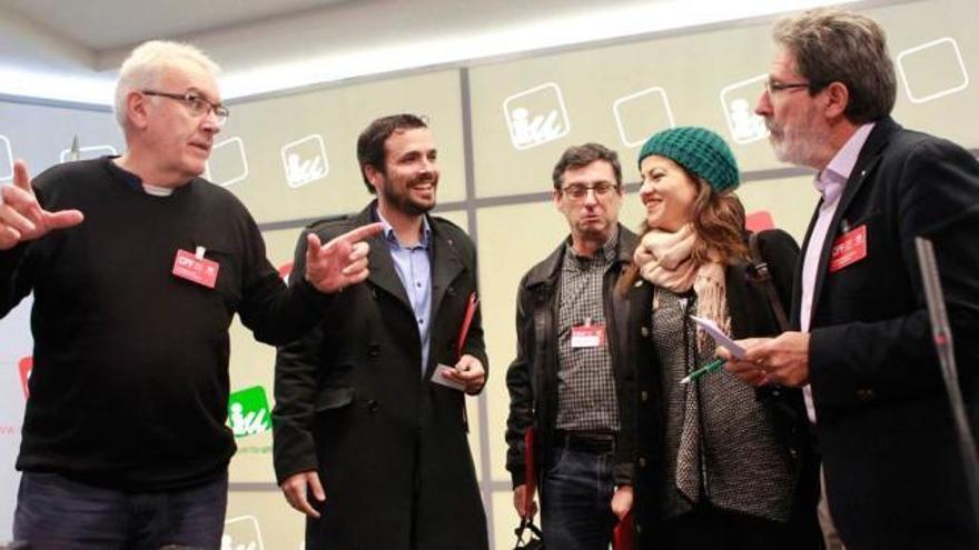 Cayo Lara y Alberto Garzón, junto a otros dirigentes, ayer, al inicio del consejo político federal.