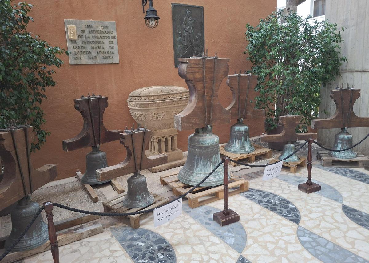 Las siete campanas se han bajado y ahora se limpiarán a fondo