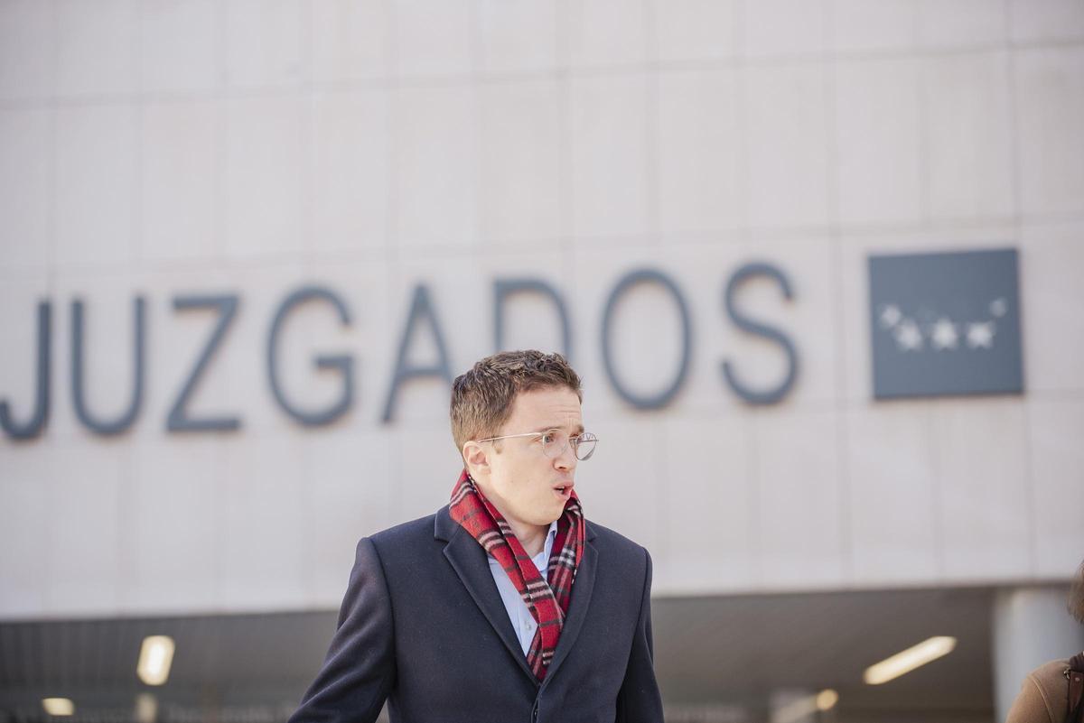 El ex portavoz de Sumar en el Congreso Iñigo Errejón sale de declarar en los juzgados de Plaza de Castilla, a 16 de enero de 2025, en Madrid (España).